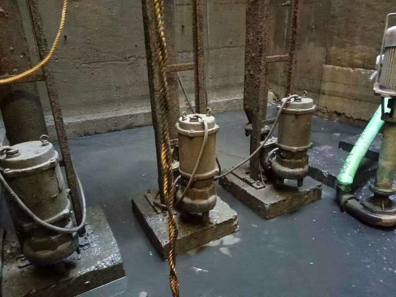 古镇镇污水池清理