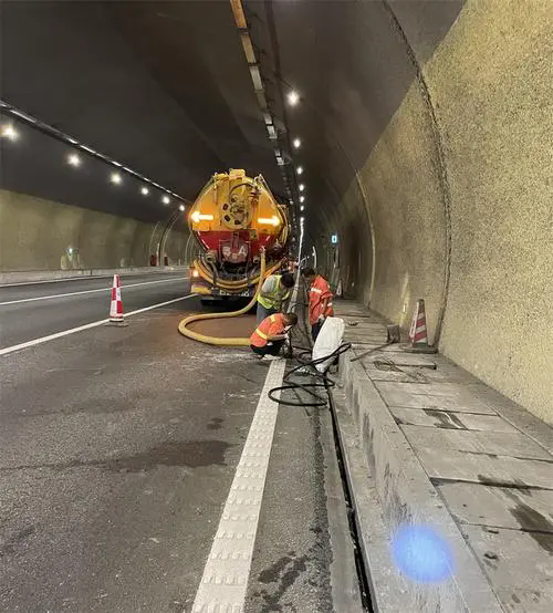 古镇镇隧道排水渠清淤